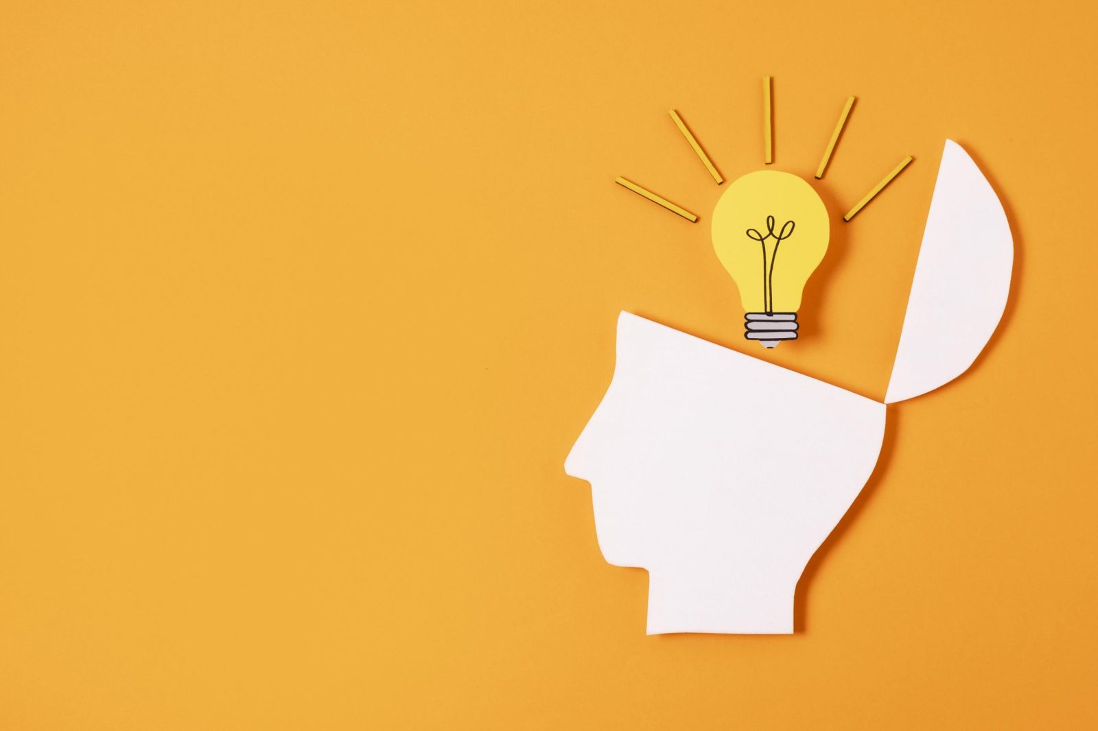 Como evitar o bloqueio criativo O que é bloqueio criativo? Todo criador de conteúdo já passou por essa situação. Mas como desbloquear o processo criativo? Como funciona o bloqueio criativo? Você já deve ter passado por isso. Ao sentar em frente ao computador para escrever, fica sem saber o que fazer. Não vem nada na ideia sobre como começar a escrever, não é? É uma situação muito ruim para quem vive de produzir conteúdo. Isso é comum de acontecer, principalmente se você está cansado. Também acontece quando você já começou a escrever e de repente dá um branco. Isso pode ocorrer se você está preocupado em corrigir a ortografia e a gramática enquanto escreve. Não deve se preocupar com essa revisão se ainda não terminou o texto. Este ato de corrigir enquanto cria o conteúdo, atrapalha o fluxo de ideias criativas quando você as interrompe. São vários motivos que causam o bloqueio. Mas como desbloquear o processo criativo? Continue lendo este artigo para saber! Como desbloquear o processo criativo Há algumas técnicas que podem ajudar a desbloquear suas ideias para criar um bom texto. Faça uso delas e poderá ver sua criatividade deslanchar. Conheceremos agora as técnicas que vão desbloquear sua criatividade para criar seu conteúdo. 1 - Escreva livremente Escreva sem se preocupar com regras de gramática e erros ortográficos. Faça esse tipo de escrita por cerca de 5 a 10 minutos. Coloque ali as ideias que vêm à cabeça sem criticar seus pensamentos. Depois leia o que você escreveu, aproveite dali as boas ideias e use-as como base para o seu texto. Isso ajuda muito na escrita de bons conteúdos. 2 - Se está cansado, descanse O bloqueio criativo pode estar ocorrendo por culpa do cansaço. Então, pare e descanse. Um passeio ao ar livre ou, se possível, uma pequena viagem pode ajudar. 3 - Use o café como aliado Consumir café deixa você mais alerta. Procure tomar café pouco antes de começar a escrever. Isso ajudará a produzir mais e evitará o “branco” na sua mente na hora de criar. 4 - Alterne o seu local de trabalho Se está com bloqueio criativo, o que você acha de mudar de ambiente para criar o seu texto? Isso pode ajudar a recuperar sua criatividade. Se tem um notebook, experimente escrever no jardim ou em qualquer outro lugar. 5 - Faça uma atividade física Uma atividade física pode ajudar no desbloqueio criativo. Uma caminhada, dança ou uma atividade doméstica como varrer sua sala, por exemplo. Sua mente pode estar esgotada intelectualmente, movimentar o seu corpo pode ajudar, já que não estará esforçando seu intelecto. 6 - Ouça música que estimula a criatividade A música tem um grande poder de influenciar a nossa mente. Ouvir música relaxa e melhora o humor. Ouça música sempre e não só quando estiver com bloqueio criativo. A música clássica é a melhor para ouvir se você quer estimular o intelecto e a criatividade. Então que tal ouvir uma música do Mozart, ou outro compositor de sua preferência? 7 - Leia um bom romance Ler é fundamental para quem trabalha com a escrita. A leitura estimula a criatividade e ajuda a escrever de maneira correta automaticamente, sem precisar olhar as regras gramaticais em livros didáticos. Tenha romances impressos de bons autores em casa. E claro, faça uso deles, não os deixe esquecidos lá. 8 - Jogar Faça palavras-cruzadas, jogue xadrez, ou qualquer outro jogo que estimule sua mente. Você estará se divertindo e estimulando seus neurônios simultaneamente. 9 - Leia conteúdos de outros blogs Se está faltando inspiração para criar o seu conteúdo, leia o conteúdo de outros criadores. Isso estimula sua criatividade. Leia diversos conteúdos de variados nichos sem pesquisar, apenas leia normalmente como qualquer leitor. 10 - Durma bem De nada adianta todas as outras técnicas mencionadas neste artigo, se você não dormir bem. Durma cedo após um banho morno e em ambiente com pouca luz. Não durma logo após a refeição, mas não durma com fome. Assim você consegue dormir a noite inteira. No dia seguinte estará bem disposta, a mente descansada e pronta para criar o seu novo conteúdo. 11 - Dica extra: use programas com inteligência artificial Um erro comum é quando o escritor se prende à escrita, e não ao conteúdo. Porém, mesmo tentando não fazer isso, é comum vez por outra acabar tendo bloqueio criativo pela forma como foi escrita o conteúdo. Uma forma interessante de destravar é usar um programa para reescrever textos com outras palavras, dessa forma o que estava te bloqueando possivelmente não ocorrerá mais, já que o texto será modificado a forma da escrita, permitindo assim você continuar a escrever livremente. Você gostou dessas técnicas? Então não espere o bloqueio criativo chegar, aplique-as no seu dia a dia e estará evitando o problema.