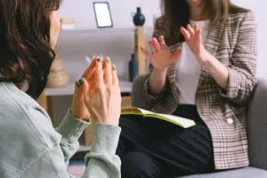 Por que ter uma Consultoria de Marketing Digital para o seu negócio? Usando a internet como meio principal de informações, ela é uma das mais importantes ferramentas de comunicação para negócios, mas ela não pode ser usada sem o auxílio de uma boa consultoria de marketing digital. Este artigo explica porque é importante ter esse auxílio para sua marca e como essa empresa pode ajudá-lo. O que é a Consultoria de Marketing Digital? A consultoria de marketing digital é um serviço que tem como objetivo ajudar os clientes a identificar oportunidades e estratégias para otimizar os lucros empresariais através do uso de ferramentas de comunicação digital. Ela também é capaz de orientar as empresas sobre as melhores operações de marketing digital, marketing offline, entre outras funções. Os consultores assumem diversos papéis na elaboração de estratégias de marketing digital, desde a identificação dos produtos e serviços à criação de conteúdos e anúncios que sejam os mais eficazes para atingir o público-alvo, ou seja, eles produzem um diagnóstico completo das ações da sua empresa. Por conter amplo conhecimento sobre as tecnologias da informação, a consultoria de marketing digital é essencial para as empresas que buscam se tornar competitivas no mercado. Ela auxilia também os profissionais de marketing na realização de estudos e análises sobre o mercado que possam contribuir com a tomada de decisões mais eficazes. O que é necessário para se ter uma Consultoria de Marketing Digital? Se você tem um negócio e está começando a perceber que precisa investir em mais estratégias de marketing para alavancar sua atuação no mercado, é importante saber qual é o retorno esperado por essas ações. Para ter uma visão geral sobre os conceitos básicos do marketing digital, vamos falar sobre o que é necessário para se ter uma Consultoria de Marketing Digital. Para iniciar a sua própria consultoria de marketing digital, você precisa ter conhecimento sobre alguns conceitos básicos da tecnologia: web design, desenvolvimento de aplicativos, análise de dados, SEO e publicidade digital. Além disso, é essencial contar com profissionais qualificados para elaborar estratégias voltadas para o seu negócio e monitorá-las periodicamente. Por isso, é importante contar com uma equipe de profissionais especializados para ajudá-lo a conquistar novos clientes e ganhar mais mercado. Outro ponto importante é que a Consultoria de Marketing Digital tenha um bom relacionamento com os outros departamentos do seu negócio, como RH, comercial, Comunicação e Merchandising. Isso porque a tecnologia está cada dia mais presente na arquitetura da informação do negócio e uma boa integração com esses profissionais é essencial para o sucesso da consultoria. Por fim, é importante ter um bom planejamento e estratégias para gerar receitas, além de investir em marketing duradouro. Isso porque os investimentos em tecnologia tem um retorno significativo no longo prazo. Quais os benefícios da Consultoria de Marketing Digital para o seu negócio? A Consultoria de Marketing Digital pode oferecer benefícios significativos para o seu negócio. Ela pode ajudá-lo a estabelecer uma estratégia eficiente de marketing, aumentar a qualidade dos seus produtos e serviços, melhorar o relacionamento com os clientes, entre outros. Nós aqui da Estação Indoor, a melhor agência de marketing digital (sem falta de humildade... rs) separamos alguns dos benefícios dessa consultoria. Dentre elas podemos citar: Desenvolver uma estratégia de marketing eficiente: A Consultoria de Marketing Digital pode auxiliar você a criar uma estratégia que seja eficaz e que leve em conta as necessidades do seu segmento de mercado. Ela pode oferecer orientações sobre os métodos mais adequados para atingir os objetivos que você quer alcançar. Aumentar a qualidade dos produtos e serviços: Através deste serviço você poderá proporcionar insights sobre como melhorar a qualidade dos produtos e serviços que oferece. Ela pode te ajudar a criar estratégias de qualidade, selecionar os melhores materiais para o seu trabalho, e realizar testes para garantir que os seus produtos sejam satisfatórios para os clientes. Melhorar o relacionamento com os clientes: Além disso, também pode te auxiliar a estabelecer uma estratégia de marketing que promova um bom relacionamento com os clientes. Ela pode te ajudar a identificar as necessidades, planejar as atividades de marketing adequadas, e promover o engajamento em prol do sucesso do seu negócio. Aumentar a visibilidade do seu negócio: A Consultoria de Marketing Digital pode ajudá-lo a criar uma imagem forte do seu empreendimento e a melhorar as relações com os outros profissionais que contribuem para o sucesso da sua marca. Aumentar o nível de confiança dos clientes: Um dos pontos mais positivos é que pode ajudá-lo a garantir que os seus clientes tenham uma experiência positiva no processo de compra. Ela pode auxiliar você a identificar os pontos fortes e fracos do seu negócio, e a promover estratégias que possam contribuir para melhorar esse relacionamento. Aumentar a capacidade de vendas: A Consultoria de Marketing Digital pode ajudá-lo a criar estratégias para promover vendas no mercado, através da identificação dos meios mais eficazes para atingir os objetivos que você quer alcançar. Aumentar a produtividade no seu negócio: Através deste serviço de comunicação você terá metas claras e poderá fazer uma planilha de resultados para alcançá-las. Ela também pode te auxiliar a identificar os objetivos específicos que você deseja alcançar, e a realizar atividades de marketing orgânicas ou através de tráfego pago que promovam o cumprimento desses objetivos. Aumentar a qualidade de vida no seu ambiente de trabalho: Um dos pontos que estão mais chamando atenção no mercado de trabalho, a Consultoria de Marketing Digital pode te ajudar a estabelecer uma cultura de produtividade e foco no resultado. Ela pode auxiliar você a criar um ambiente organizacional eficiente, realizar treinamentos para melhorar o desempenho do seu staff, e promover a produtividade dos colaboradores. Qual o processo da Consultoria de Marketing Digital? A Consultoria de Marketing Digital é um serviço que auxilia o seu negócio a conquistar novos clientes através da utilização de meios digitais. O processo da Consultoria é dividido em três etapas: Criação do projeto, implementação do projeto e gerenciamento do projeto. Este serviço de comunicação digital começa com a criação do projeto, onde o contratante faz uma proposta detalhada sobre os objetivos da campanha e as metas a serem alcançadas. Em seguida, é realizada a implementação do projeto, onde são implantados os meios necessários para que os objetivos sejam alcançados. Por último, o gerenciamento do projeto é realizado para manter a campanha em movimento e as metas atingidas. Além do serviço de consultoria, ele também oferece serviços de Agência de marketing digital para empresas. Esses serviços incluem a elaboração de planos de marketing online, a execução dos planos e acompanhamento de resultados. Para quem será mais indicado a Consultoria de Marketing Digital? A Consultoria de Marketing Digital é indicada para todas as empresas que busquem conquistar novos clientes através da utilização de meios digitais. Os benefícios oferecidos pelo serviço incluem aumento da produtividade, melhora na comunicação com os clientes e maior visibilidade dos seus produtos e serviços. Para empresas que busquem atingir um patamar elevado de competitividade, a Consultoria de Marketing Digital é uma excelente opção. Ela pode auxiliar na construção de estratégias de criador de conteúdo digital que deem aos seus produtos e serviços maior destaque no mercado. O mais interessante é que a contratada também pode ajudar na identificação de novos mercados, promovendo o desenvolvimento de estratégias comerciais que você possa contar com segurança. Não importa o segmento ou o seu tamanho de mercado, a consultoria de marketing digital traz ótimas opções para quem precisa buscar melhorar a competitividade no mercado. Este tipo de marketing digital, produz um diagnóstico completo das ações da sua empresa trazendo mais segurança em suas ações empresariais. Como contratar uma Consultoria de Marketing Digital? Quando seu negócio inicia um processo de mudança numa nova direção, é necessário contratar uma Consultoria de Marketing Digital para guiá-lo. Ajudar a criar campanhas e estabelecer estratégias de comunicação é o objetivo principal da profissional. Sabendo quais são os principais pontos para selecionar uma Consultoria de Marketing Digital qualificada, confira neste artigo. Pesquise sobre as melhores empresas O primeiro passo é pesquisar as melhores empresas de marketing digital no mercado e saber qual sua necessidade. Se você tem um perfil específico, talvez precise contratar uma consultoria especializada na área. Outra opção é buscar uma empresa que tenha experiência na área e seja composta por profissionais qualificados. Faça um orçamento detalhado das estratégias de comunicação que pretende realizar e confira se elas estão dentro do orçamento disponível. Conheça a experiência e o cenário das empresas pesquisadas Antes de contratar qualquer empresa, é importante saber quais são suas principais qualidades. Isso inclui saber se a empresa é experiente na área, se seu cenário é positivo ou negativo. A consultoria pode indicar empresas que tenham problemas graves na área, ou mesmo que estejam passando por mudanças significativas. Leia o histórico da empresa de marketing digital para ter uma ideia do que esperar. Conheça os serviços proporcionados pela consultoria A consultoria de marketing digital está sempre à disposição para ajudar o cliente a encontrar soluções adequadas para seus problemas. Assim como as empresas, a consultoria de marketing digital possui vários serviços disponíveis. Além de assessorar na criação de campanhas e estratégias de comunicação, ela pode oferecer serviços de pesquisa, planejamento digital, análise de marketing, hospedagem de sites e muito mais. Conheça os profissionais da consultoria Uma das melhores maneiras de saber se a consultoria de marketing digital é qualificada e experiente é conhecê-los. Confira o perfil dos profissionais da empresa e confira se eles são qualificados para atuar no seu caso. Nenhum profissional pode ser dispensado porque ele não tem diploma universitário ou experiência na área. Ao contratar uma consultoria, faça-o com certeza de que está sendo investido em um time qualificado para ajudá-lo a encontrar soluções para seus problemas. Essas são algumas razões para que você escolha uma consultoria de marketing digital ideal para seu objetivo. Lembre-se sempre que existem dois tipos de empresas: as que só produzem um diagnóstico completo das ações da sua empresa e as que executam esses planos de marketing digital, então, nunca deixe de perguntar até onde vai a possibilidade da empresa. Por que ter uma Consultoria de Marketing Digital para o seu negócio? A consultoria de marketing digital pode ser uma boa ideia para o seu negócio se você quiser ganhar mais atenção dos potenciais clientes e conquistar novos fãs. Tanto os usuários quanto as empresas estão buscando soluções e serviços que possam aumentar a visibilidade, tornar o seu negócio mais competitivo e atrair novos investimentos. Por isso, é importante assessorá-lo na escolha de um bom canal de comunicação, planejamento do conteúdo, estratégias de comunicação e segmentação da audiência. Além disso, é necessário manter um cadastro profissional atualizado para sempre oferecer os melhores serviços ao cliente. Você não quer perder a chance de conquistar um mercado cada vez mais competitivo? Entre em contato com a Estação Indoor Agência de marketing Digital que a nossa equipe vai marcar sua CONSULTORIA GRATUITA com um de nossos especialistas. Aqui eles irão analisar as suas necessidades e ajudá-lo a encontrar a solução ideal. Pode confiar nesta consultoria de marketing digital! Mande já a sua mensagem.
