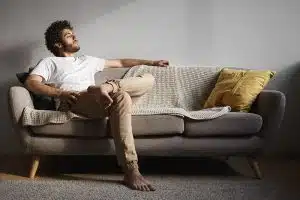 rapaz sentido cheiro do lugar