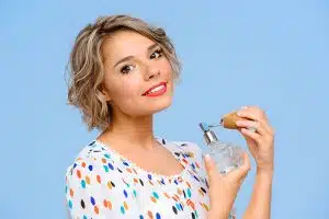 Menina passando perfume